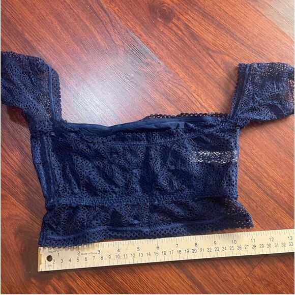 Victoria’s Secret Lace Bandeau
Bralette Off Shoulder top. Size small petite - Picture 6 of 9